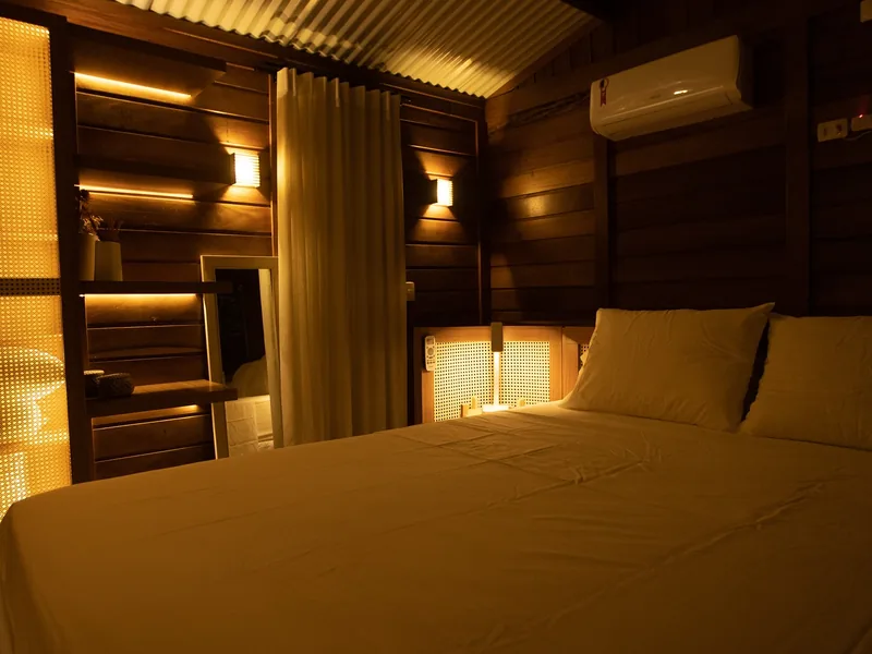 Quarto no mezanino com cama queen, luz quente e ar-condicionado
